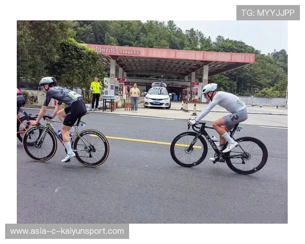 自行车公路赛选手撞稻田仍完赛